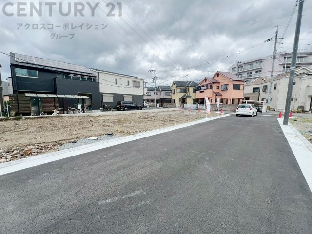【現地のご紹介】　全9区画の分譲現場です。　土地売り区画、新築分譲区画とご用意しております。　9月完成につき現地と合わせて、モデルハウスの見学が可能です。　お気軽にお問合せください。