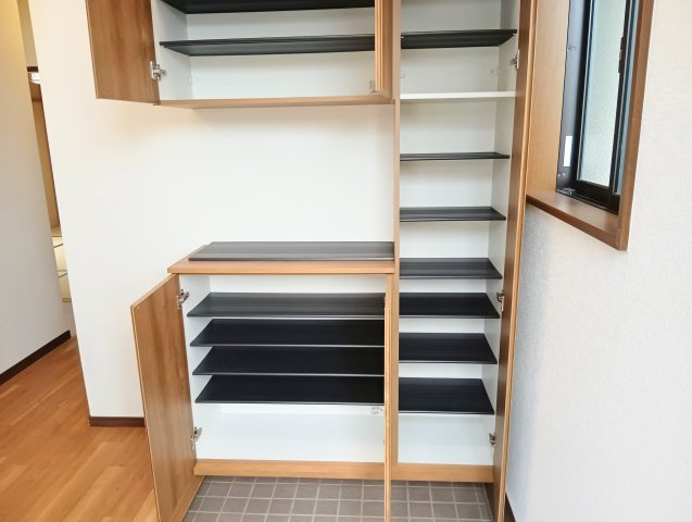 大容量の収納。ご家族分の靴をすっきり収納でき、来客時も玄関をきれいな状態で保ちやすいです。　