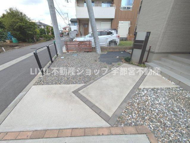 3台目も駐車可能で来客にも安心ですね。国産ミニバンサイズもOK！