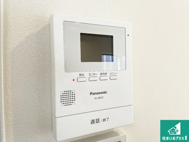 カラーモニターインターホン！声だけでなく来訪者の姿や顔がモニターで確認できるので、小さなお子様がいらっしゃるご家庭でも安心できます！　