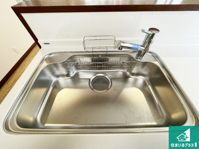 蛇口の先端に浄水器を内蔵しています！原水と浄水、お湯と冷水、シャワーの切替えがワンタッチなので用途によって使い分けられます。　