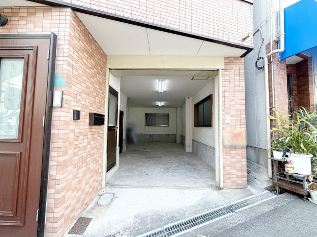 ミニバンも駐車可能な広々とした電動シャッター付ガレージ