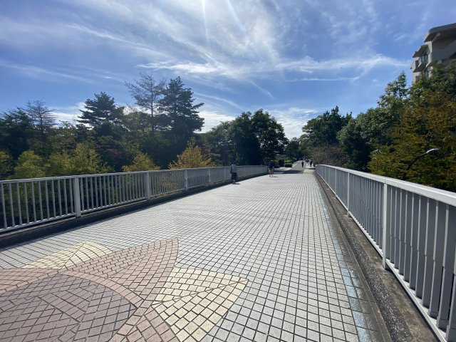南大沢駅や通学には遊歩道が使える為、車に合わずに安全です