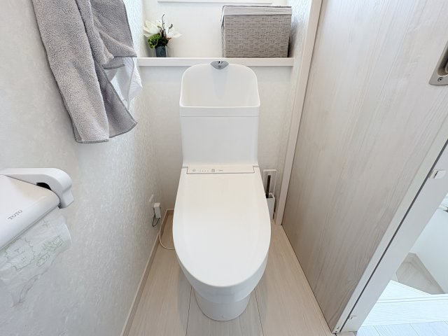 忙しい朝の時間帯にも便利な2階トイレを設置しています。ご家族が多いご家庭でも混雑を軽減できるうれしい設備です。夜間に1階へ降りる必要がなく、寝室からも利用しやすい使い勝手の良い配置となっています。