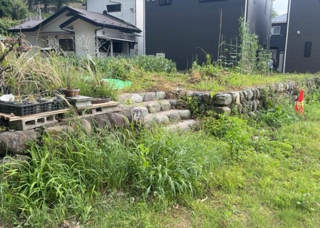 土地の面積＝住宅面積ではありません。建ぺい率の問題などで、土地のある場所によって住宅を建てられる面積は限られています。高さもしかり、「土地」という言葉の中には、建築条件も含まれると考えておきましょう。