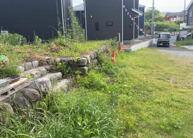 家を建てる場合、方位は要チェックです。現実的に日当たりのよい家ならばリビングは南側、建築基準法でも北側に当たる家への配慮は求められています。土地を見学に行く際は、方位磁針を持って行くようにしましょう。