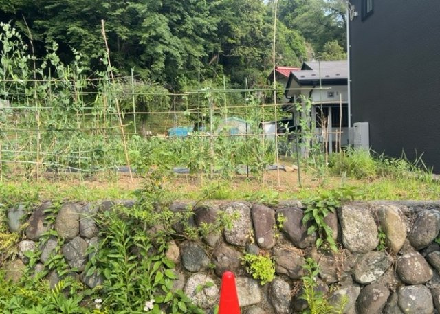 土地購入を検討されている場合、境界杭がない状態で購入してしまうと境界確定測量をする必要があり、費用がかかります。購入の前に、売主、隣土地所有者立ち合いのもと境界を確定し境界杭を設置するのがベストです。