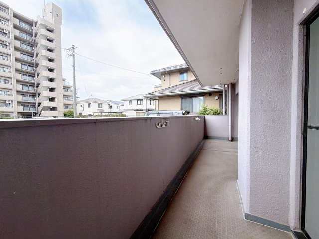 広々したバルコニーになります。