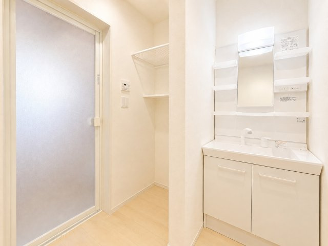 独立洗面台、小物を置くことができて便利です