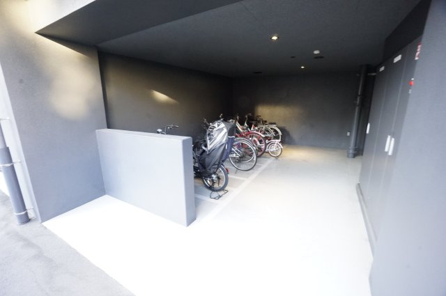 駐輪場です。　屋内ですので自転車やバイクが雨ざらしになる心配もありません！