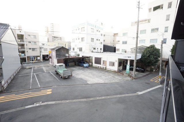 バルコニーからの眺望です。　建物がないので日当たり良く洗濯物も乾きやすいです♪