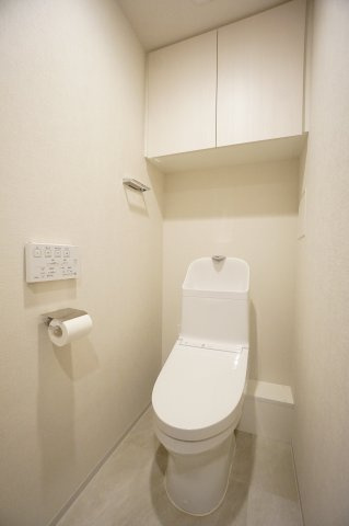 トイレです。　あると嬉しいウォシュレット機能付きです♪棚付きなのでストックもできます！