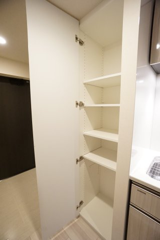 キッチン横収納です。　ストック品や非常食など様々な収納ができ、生活の質が上がります◎