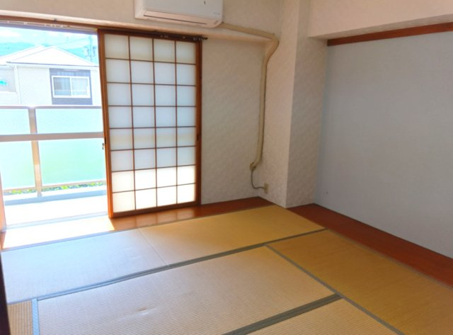 (バルコニー側)和室？約6帖です。　い草の香りが落ち着く素敵な和室です。