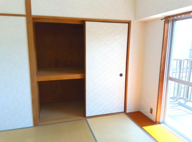 和室があると、家にあたたかい雰囲気が生まれます。　収納のスペースが大きくて荷物など入れやすいです。