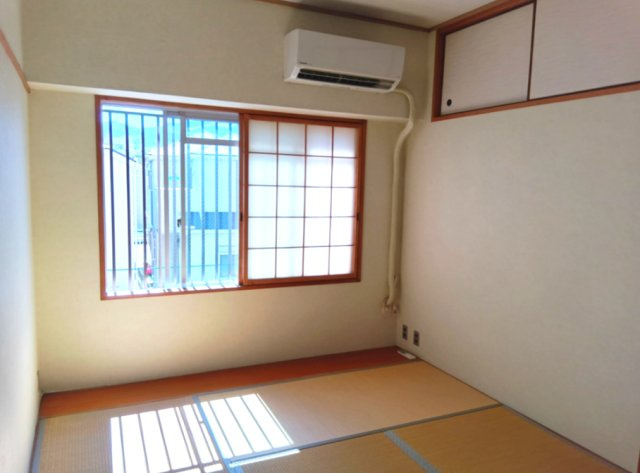 (玄関入口側)和室？約6帖です。日本らしい落ち着いた雰囲気の和室です。