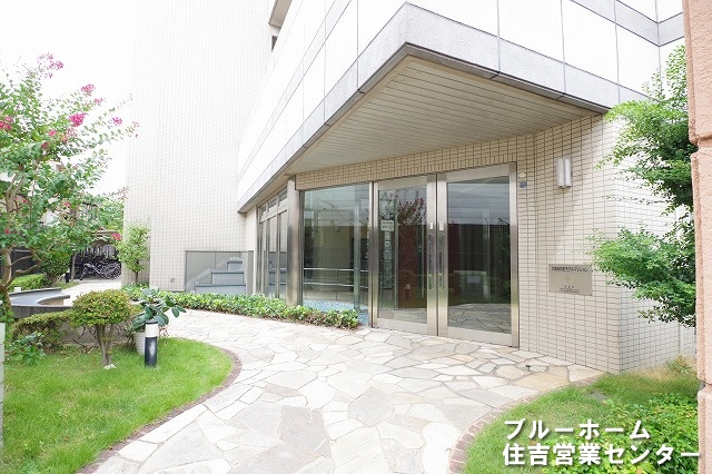 ガラス張りのエントランスでとても綺麗です！