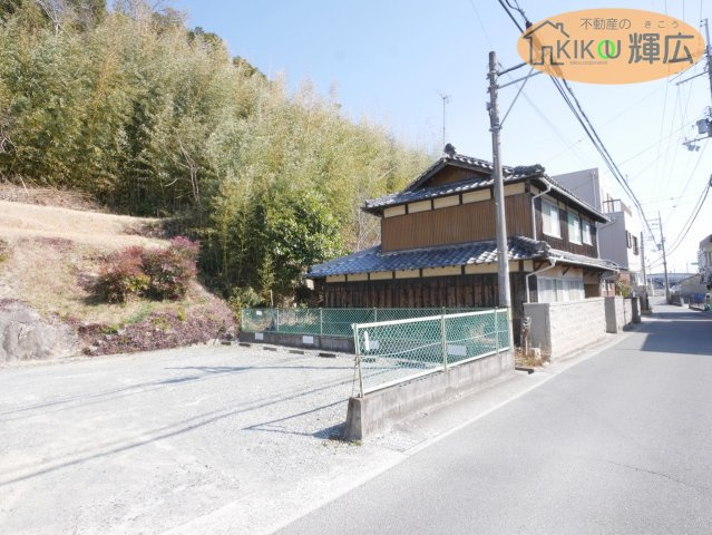 現況、古家付きの広々宅地です