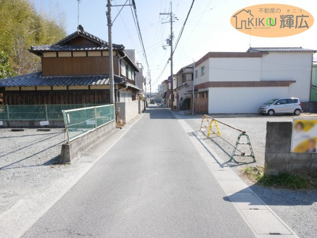 南面に前面道路があり、陽当たり良好です。また幅員も4メートルあるので、運転が苦手な方でも安心です。