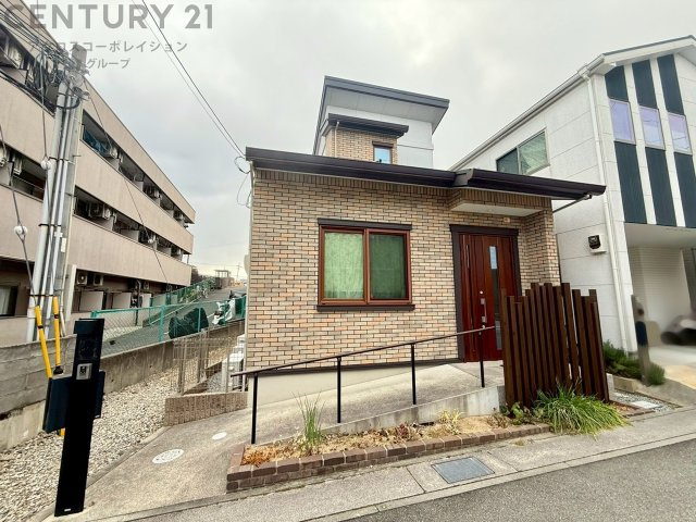 屋根に太陽光パネルを設置（電気代を大幅に削減します）