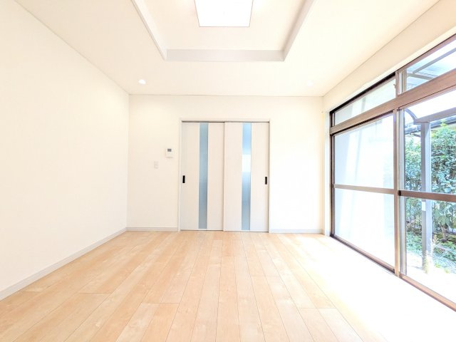 窓から採光たっぷり入る明るいお部屋。キッチンに隣接しておりリビングとしてのご使用がよさそうです♪