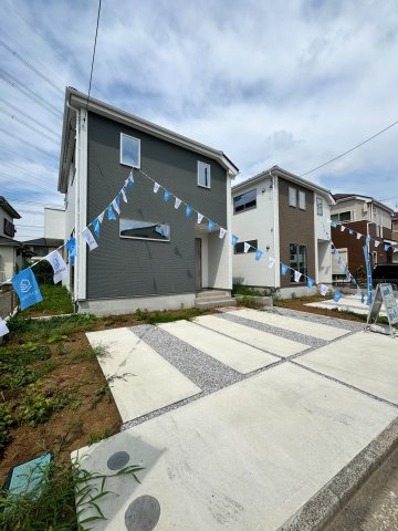 お車の出し入れや縦列駐車もスムーズに行える、ゆとりある駐車スペースを確保しております。毎日の通勤や休日のお出かけも快適です。大切な愛車をしっかりと駐車できる、使い勝手の良いレイアウトです