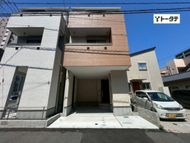 東側道路に面した建物は、シンプルながらも洗練された意匠で、周囲の街並みに調和する落ち着いた印象です。