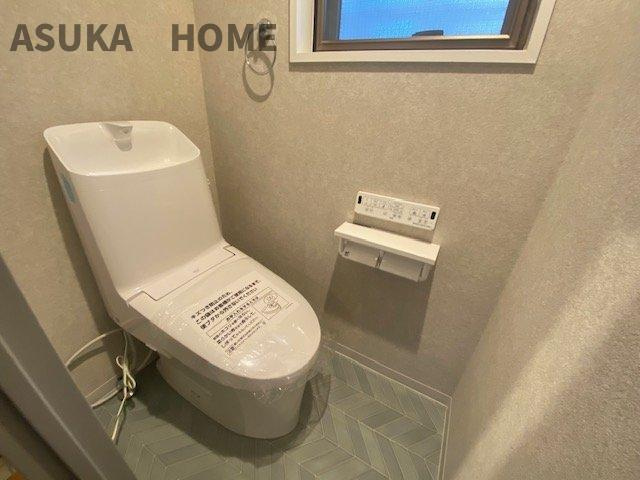温水洗浄便座のトイレ設備です。大きく窓がとってあり、換気にもいいですね。