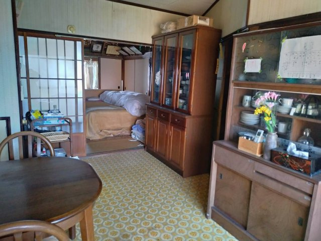 ダイニングに隣接した居室で、生活動線の良い使いやすい間取り。家具の配置もしやすく、家族団らんのスペースとしても活用可能。収納家具も置ける広さがあり、実用性の高い空間です。日常使いに適した居室。