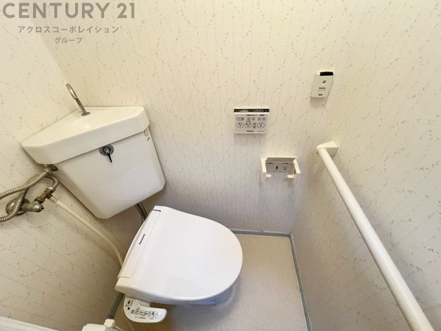 温水洗浄便座付トイレは温水洗浄機能により、暖かい水でおしりを洗浄することができ、冷たい水を使う従来の便座に比べ、温水洗浄機能で暖かいトイレを提供し、快適な使用を可能にします。　