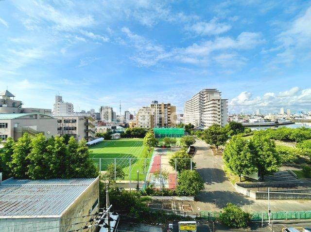 手を伸ばせば、ふれることが出来そうな環境が、そのままインテリアになったような印象です。その豊かな眺望にふさわしい空間には、通風・採光にも優れ、心地よい光と風があふれています