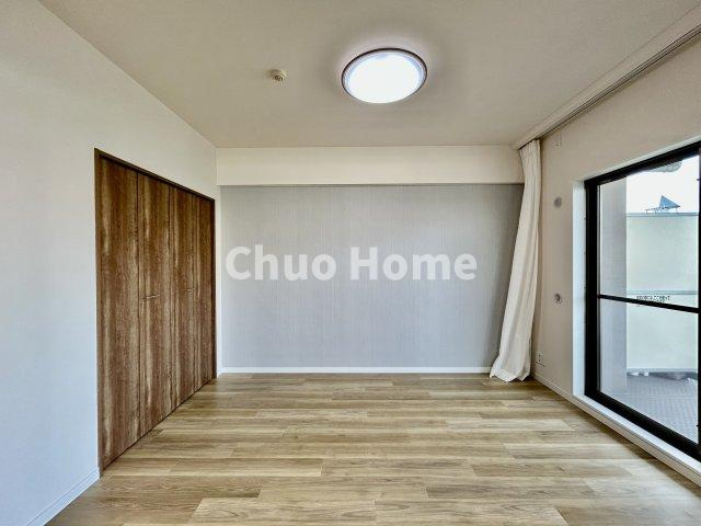 【寝室】心と体をゆったりと安らげる主寝室。寝室のゆとりが大きい分だけ、暮らしの安らぎは深まります。一日の疲れを癒すだけでなく、ご夫婦の親密な語らいを紡ぎ出します
