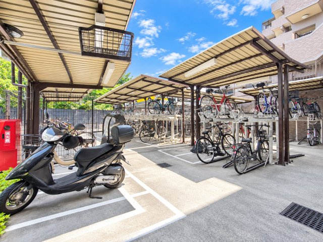 【バイク置き場】　屋根付きのバイク置き場は雨の日も乗り降りしやすく、通勤にも便利です。