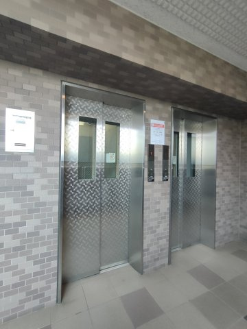 【エレベーター】　エレベーターが備わり、荷物が多い日の上り下りも負担なく行えます。