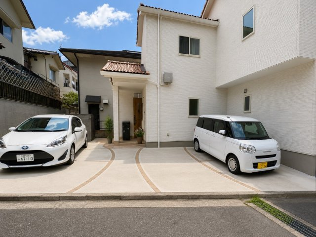 駐車スペースを3台分確保しているため日常の使い勝手はもちろん来客時にも安心。白を基調とした清潔感のあるデザインと整った外構が住まいの魅力を引き立てます。築年数が新しく建物全体のコンディションも良好。