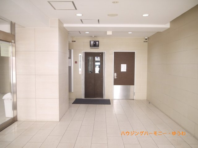 清潔感と歓迎感があるエントランスホールとなります。