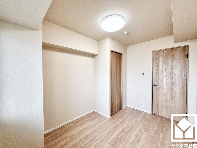 約5帖の北側洋室です。全居室にクローゼットがございますので、お部屋の広さを最大限に活用できます。