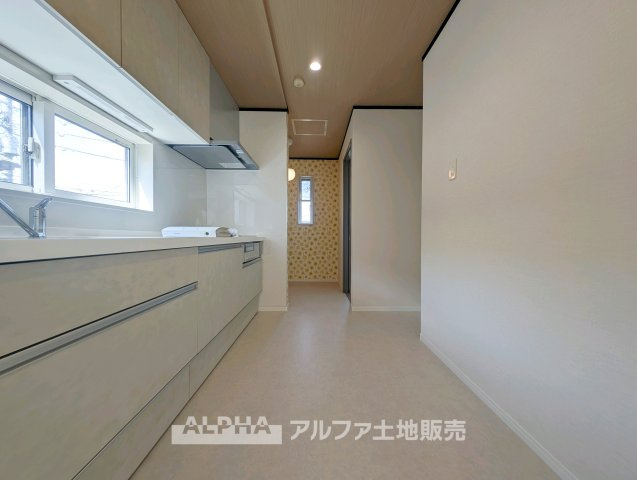 【Kitchen　Top】　◆キッチンTOP◆は大理石調の滑らかですべすべした表面を採用。ホワイト・キッチンTOPで調理しテーブルに並べる。食する料理に家族が舌鼓を打ち自然と笑いが絶えない場所になる。