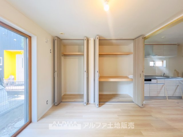【closet】　◆クロゼット◆各居室のクロゼットは大好きな服、大事なバッグやアクセサリー、そして大切な思い出の品々。そんなものを傍らにそっと置いておきたい場所です。