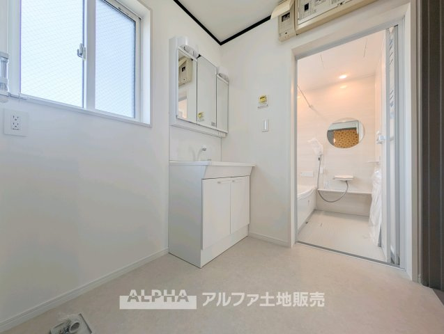 【trifold　mirror】　◆三面鏡◆身支度には、歯ブラシ・コップ・化粧品類など様々な小物を使用するので散らかってしまいがち。鏡の裏収納でたっぷり収納して生活感を隠し、スタイリッシュな空間に。