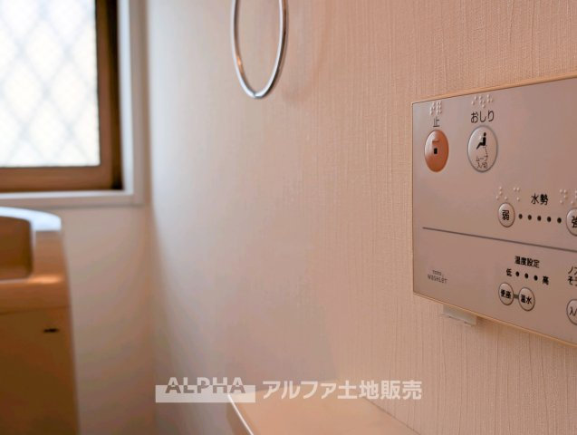 【Warm　water　flush　toilet】　◆温水洗浄便座付きトイレ◆お掃除も楽々。快適に過ごすためには今や欠かせない設備の一つです。壁掛けリモコンで使いやすくいつでも清潔に保てます。
