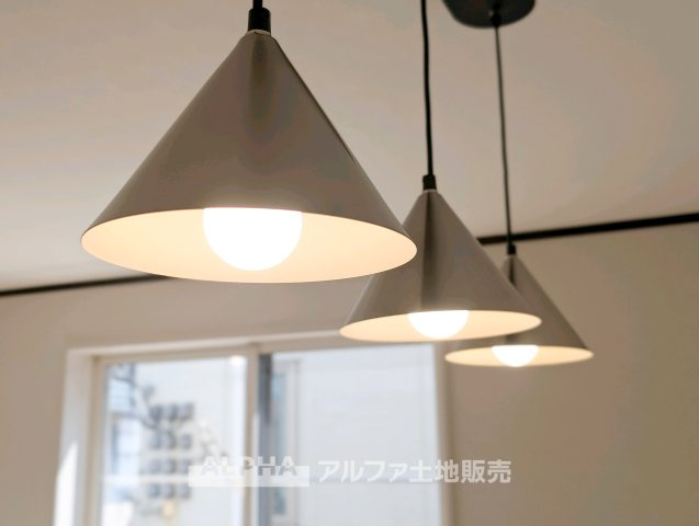 【Daily　Scene】　◆暮らしをつなぐ場所◆　「おはよう」から「おやすみ」まで、一日のさまざまな時間が交差するリビング。家族の何気ない毎日を、心地よく支える空間です。
