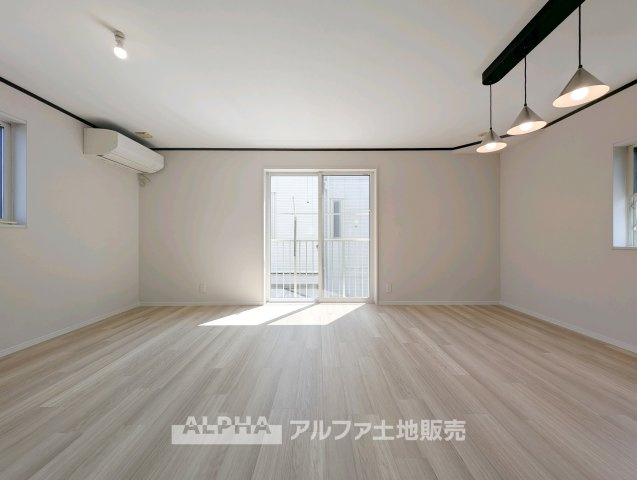 【Livingroom】　◆爽やかな空間◆窓をあけるとリビングに通り抜ける清々しく心地よい冷涼なそよ風がこの空間を涼しくしてくれる。風通しの良さは人にとっても家にとっても健康的で気持ちいいものです。