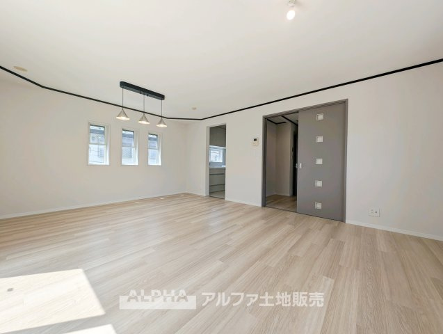 【The　situation】　◆シチュエーション◆リビングルームのドアを開くと、窓から飛び込むのは緑と光の風光明媚な景色。僕の目に映るは、ここで家族と会話をワイワイガヤガヤ楽しんでいる様子。
