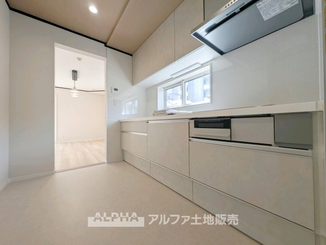 【Happy　circle　Kitchen】　◆団欒キッチン◆キッチンからは家族の団欒が飛び交い明るい陽射しを浴びながらの朝食は楽しく素敵な時を奏でる空間。