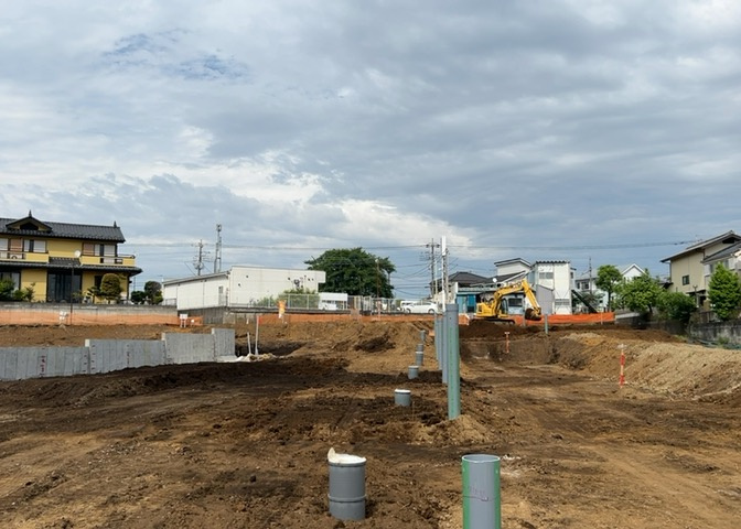 土地の面積＝住宅面積ではありません。建ぺい率の問題などで、土地のある場所によって住宅を建てられる面積は限られています。高さもしかり、「土地」という言葉の中には、建築条件も含まれると考えておきましょう。