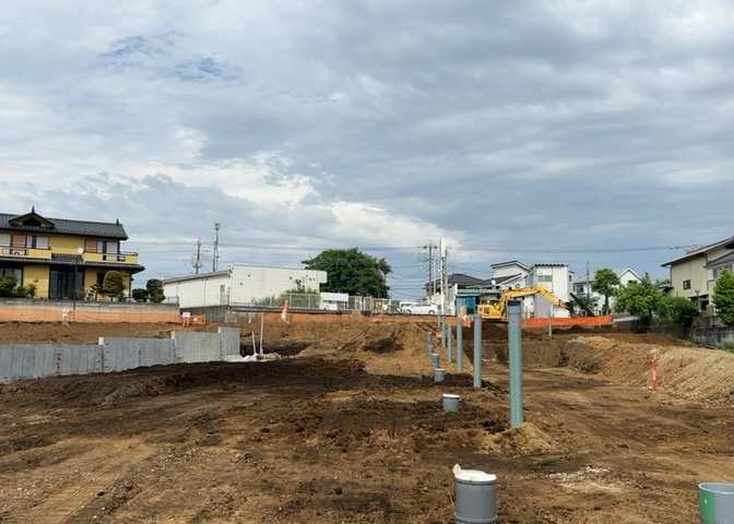 家を建てる場合、方位は要チェックです。現実的に日当たりのよい家ならばリビングは南側、建築基準法でも北側に当たる家への配慮は求められています。土地を見学に行く際は、方位磁針を持って行くようにしましょう。