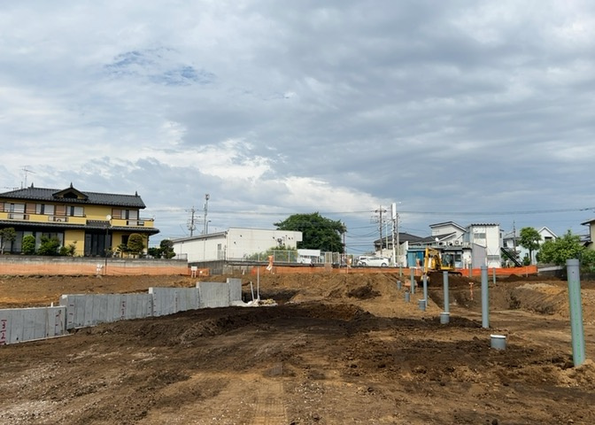 土地の前の道路に消火栓が設置されていることがあります。この場合、道路交通法第45条第1項により、駐車禁止の場所が指定されています。そのため、車庫などの駐車スペースをつくることができない場合があります。