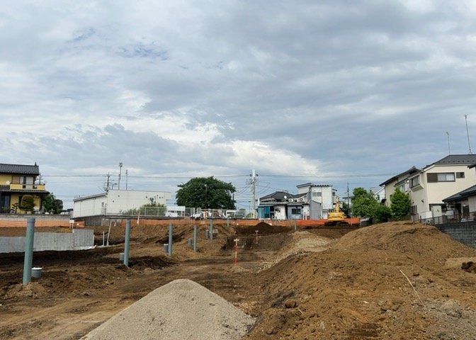 現地に行くなら、物件の周囲の地形がどうなっているかを見ることも大切です。周辺より低くなっている土地では、大雨などで水が集まりやすいため、地盤が弱くなっているということも考えられるため、注意が必要です。