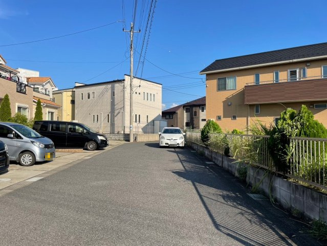 前面道路は6m公道です。車の出し入れもスムーズです。　前面に高い建物がないので日当たり、通風良好です♪　建築条件が無いので、お好きなハウスメーカーで建築できます♪　多彩な建築プランをご提案いたします！